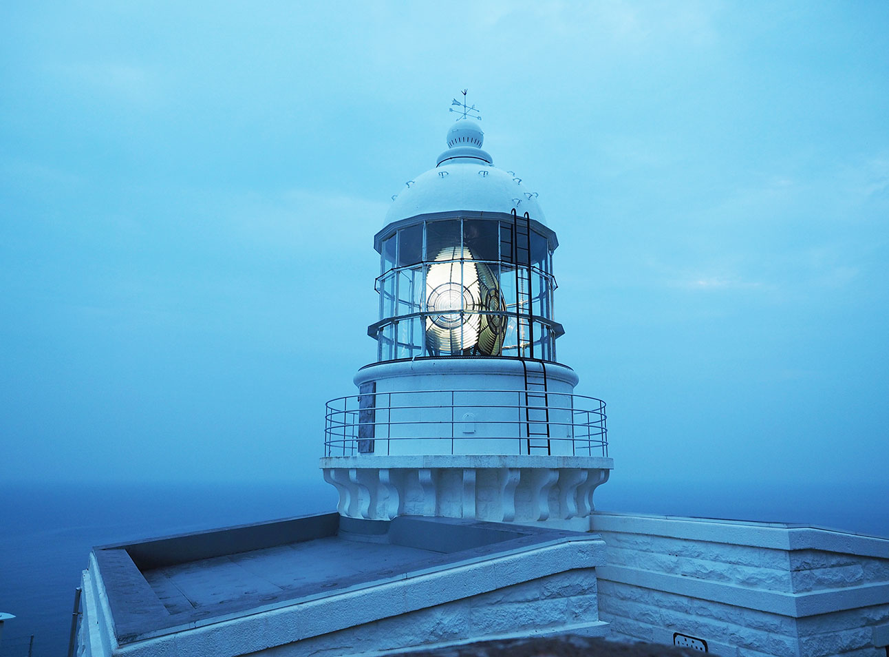 編集長がゆく！ 大発見!? 経ヶ岬灯台の知られざる地底世界？ | 海と