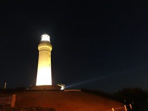 高さ約30m！冬の夜空を照らす「恋する灯台」迫力のライトアップ【山口県下関市　角島灯台】