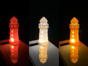 枕元を3色の小さな灯台がほんのり照らす…「スマホで常夜灯」ヴィレヴァンオンラインで販売