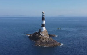 「灯台は心の灯り」離島で海の安全を守り、遠く望む人の心を癒やす近代化産業遺産【大分県佐伯市　水ノ子島灯台】