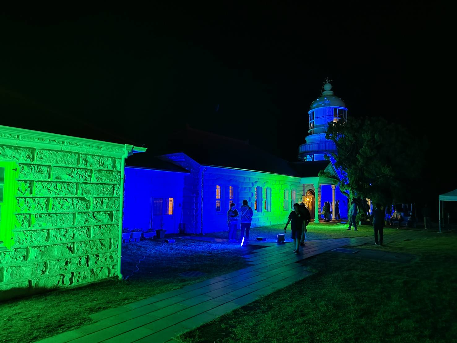 山陰最古の石造灯台で、岬のサンセットアワーとライトアップを鑑賞