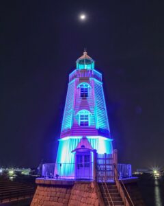 貴重な木造灯台2基が「世界自閉症啓発デー」でブルーにライトアップ