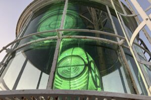 佐田岬灯台で「エメラルドタイム」見学ツアー、灯台の光が緑に輝く数分間