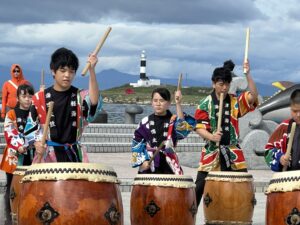 本州最北端の島にある「しろくろ灯台」とシンクロ「突端フェス」【青森県大間町　大間埼灯台】