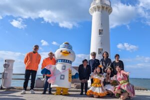 灯台の下でくつろぐ「灯台ホリデイ」、海風呂付きテントサウナも【愛知県美浜町　野間埼灯台】