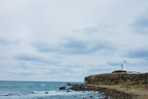 灯台の足下から見える地球の記憶と地域の歴史