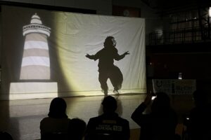 “7000万年の記憶”を描く影絵パフォーマンス「入道埼灯台物語」が上演されました