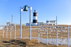 能取岬灯台に「願いを叶える鐘」とホタテ貝の絵馬を設置、灯台を起点に地域の魅力づくり