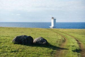 長崎県の斑島灯台と大碆鼻灯台を訪ねて──作家・東山彰良さんの紀行エッセイのご紹介